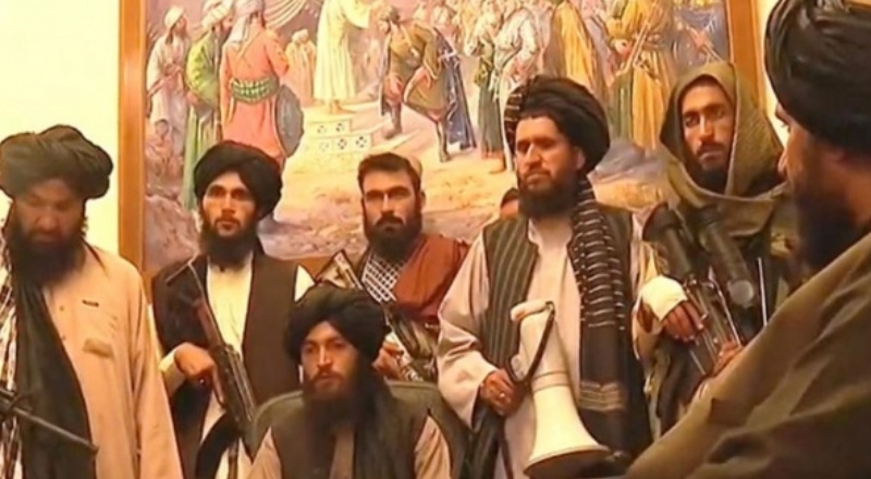 Afganistan Cumhurbaşkanı ülkesini terk etti, Taliban Başkanlık Sarayı'nda!