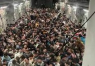 Afganistan'da çaresizliğin fotoğrafı çekildi: 640 insan, tek bir kargo uçağına sığındı