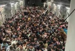 Afganistan'da çaresizliğin fotoğrafı çekildi: 640 insan, tek bir kargo uçağına sığındı