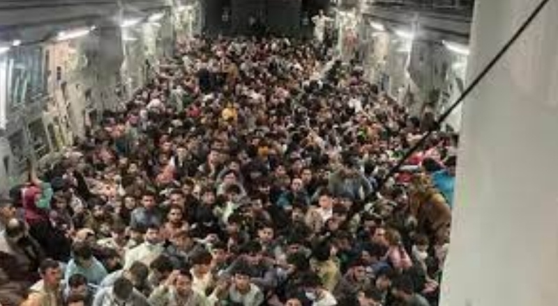 Afganistan'da çaresizliğin fotoğrafı çekildi: 640 insan, tek bir kargo uçağına sığındı