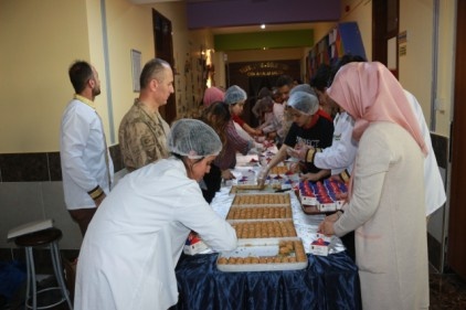 Afrin için baklava yaptılar
