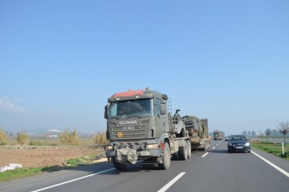 Afrin operasyonu öncesi sınırda askeri araç hareketliliği