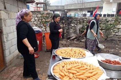 Afrin&#039;deki askeler için içli köfte yaptılar 
