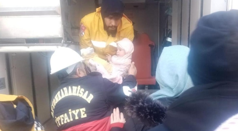 Afyonkarahisar ekibi anne ve bebeğini enkazdan sağ kurtardı