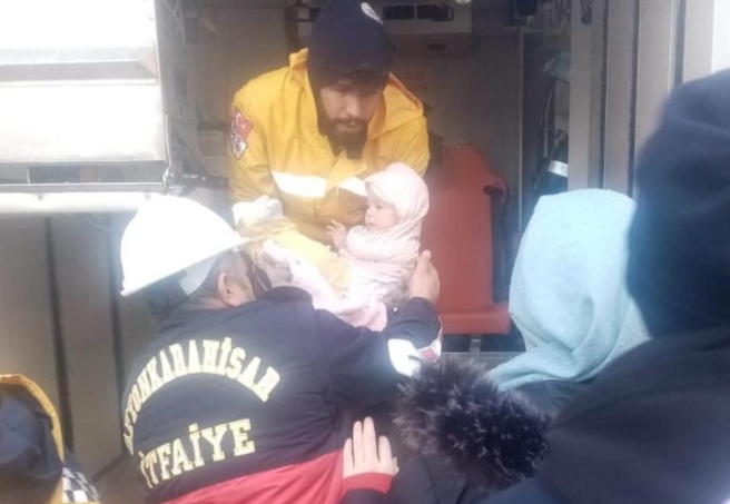Afyonkarahisar ekibi anne ve bebeğini enkazdan sağ kurtardı