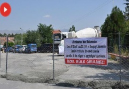 Afyonkarahisar’da film gibi olay: Otele giden yolu kapattı