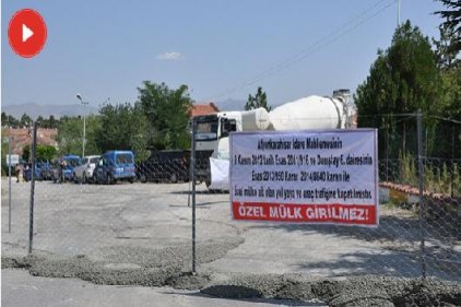 Afyonkarahisar&#8217;da film gibi olay: Otele giden yolu kapattı
