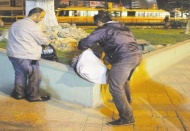 Ağaç altında unutulan çanta polisi alarma geçirdi