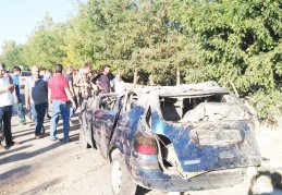 Ağaca çarpan otomobil takla attı, 1'i çocuk 3 yaralı