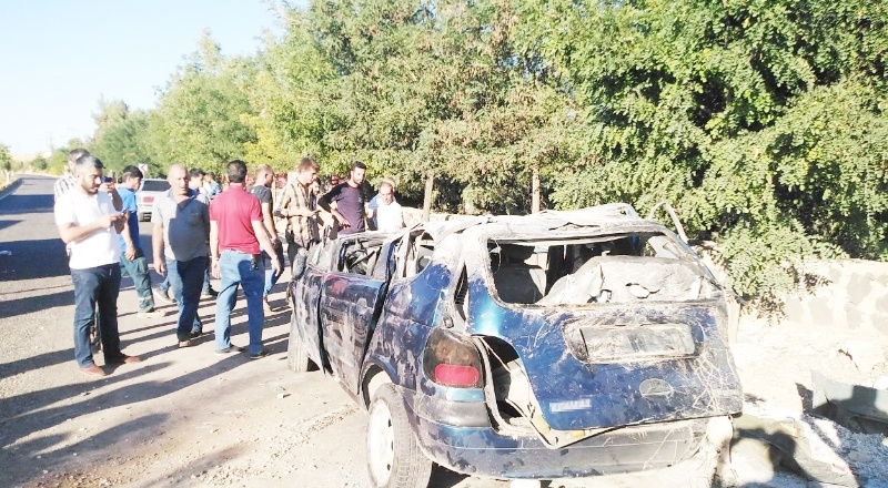 Ağaca çarpan otomobil takla attı, 1'i çocuk 3 yaralı