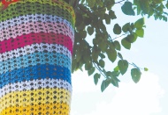 Ağaçlar lif örgülerle giydirildi