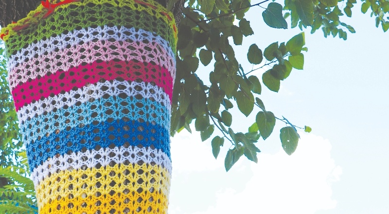 Ağaçlar lif örgülerle giydirildi