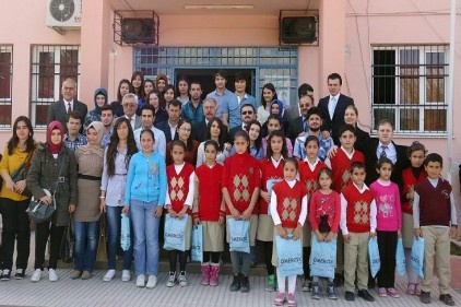 Ağadeve Köyü İlköğretim Okulu&#8217;na kütüphane kurdular