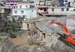 Ağır hasarlı yapıların yıkım işlemleri başlatıldı