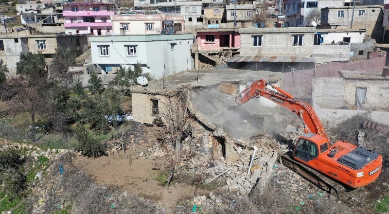 Ağır hasarlı yapıların yıkım işlemleri başlatıldı