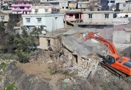 Ağır hasarlı yapıların yıkım işlemleri başlatıldı