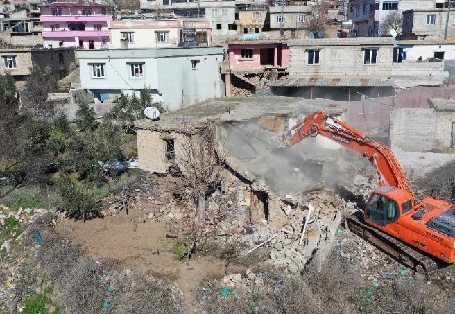 Ağır hasarlı yapıların yıkım işlemleri başlatıldı