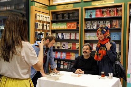 Ahmet Ümit, okurlarıyla imza gününde buluştu