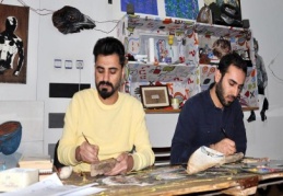 Ahşap parçalarını, sanat eserine dönüştürüyorlar