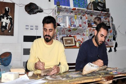 Ahşap parçalarını, sanat eserine dönüştürüyorlar