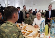 Aile ve Sosyal Politikalar Bakanı sınırda askerlerle buluştu