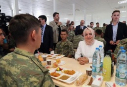 Aile ve Sosyal Politikalar Bakanı sınırda askerlerle buluştu