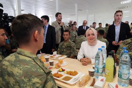 Aile ve Sosyal Politikalar Bakanı sınırda askerlerle buluştu