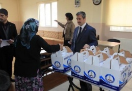 Ailelere et yardımı yapılıyor