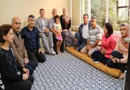 Aileleri ziyaret ederek, sorunlarını dinliyor