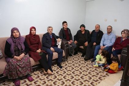 Aileleri ziyaret etti