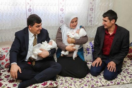 Ailenin dördüz bebek mutluluğuna ortak oldu