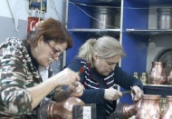 Ailenin gelinleri de bakırcılığa merak sarıyor