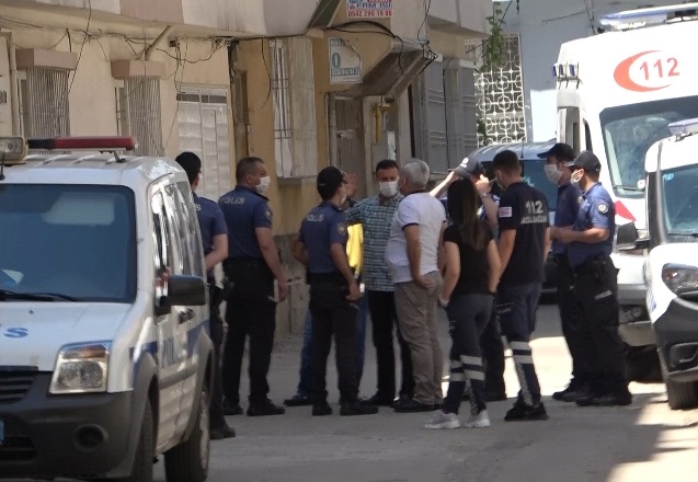 Ailesini rehin aldı