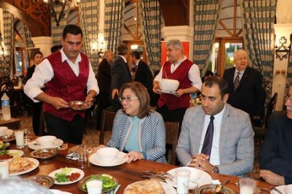 AK Parti Gaziantep il teşkilatı yemekte buluştu