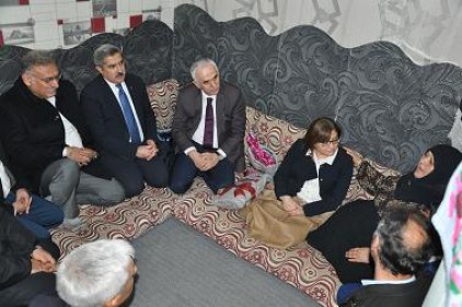 AK Parti heyeti konteyner kenti ziyaret etti 