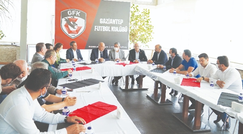 AK Parti il yönetimi ve milletvekilleri Gaziantep FK tesislerini ziyaret etti