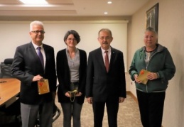 Akademisyen ve doktorlara armağan verildi