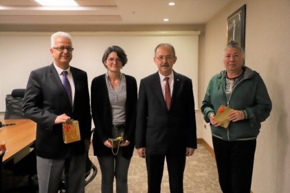 Akademisyen ve doktorlara armağan verildi