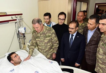 Akar yaralı askerleri ziyaret etti