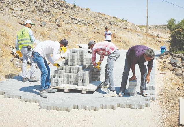 Akçaburç Mahallesi’ne kilitli parke taşı döşeniyor