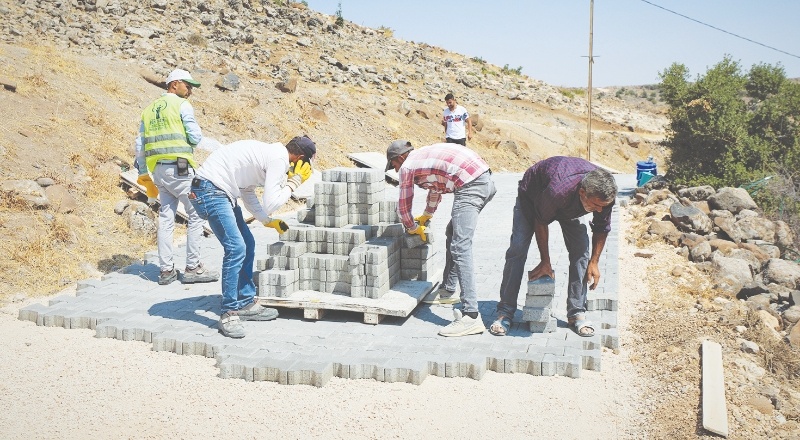 Akçaburç Mahallesi’ne kilitli parke taşı döşeniyor