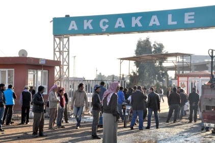 Akçakale sınır kapısında yoğunluk yaşanıyor