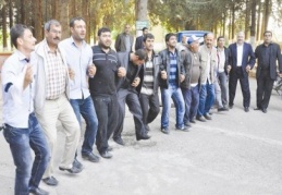 Akdoğan işçilerle halay çekti