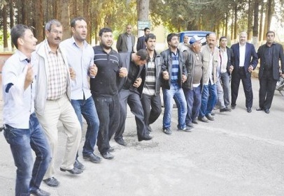 Akdoğan işçilerle halay çekti