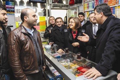 AKP adayları esnafı ve dernekleri geziyor