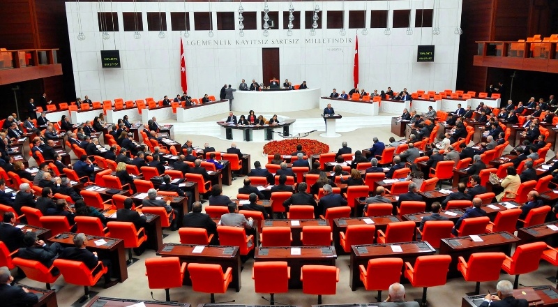AKP Gaziantep Milletvekili Ahmet Uzer: Ant İçme dışında yalnızca bir kez 2018  yılında söz aldı. Uzer’in ilk imza sahibi olduğu kanun teklifi de bulunmuyor