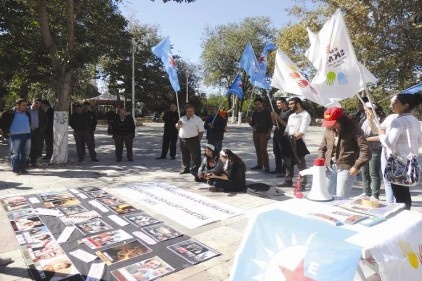 AKP, halkı demokrasi paketleri ile oyalıyor