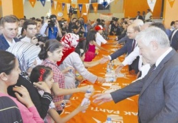AKP’de bayramlaşma izdihamı yaşandı