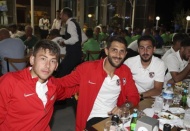 Akşam yemeğinde futbolcular moral depoladı