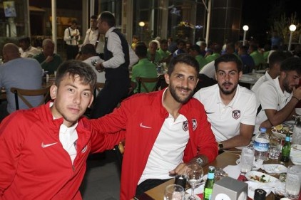 Akşam yemeğinde futbolcular moral depoladı